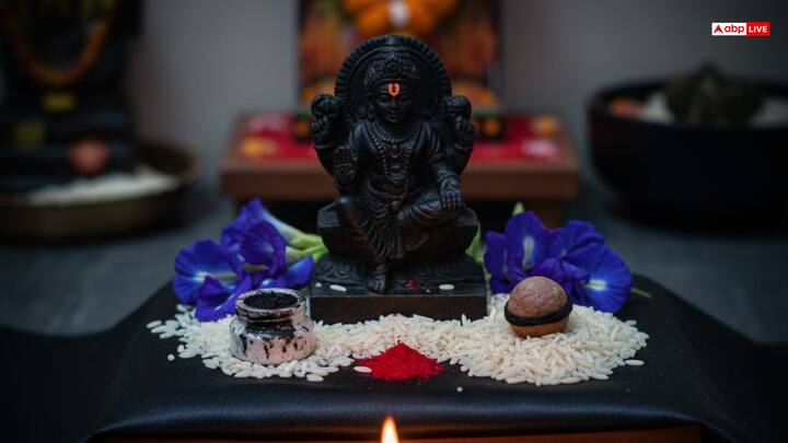 पूजा स्थान पर काले कपड़े पर शनिदेव की प्रतिमा या तस्वीर स्थापित करें. अगर प्रतिमा नहीं हो तो सुपारी को प्रतीक रूप में रख सकते हैं.