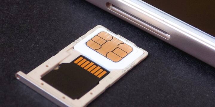 इस स्कैम में साइबर अपराधी पहले आपकी निजी जानकारी जुटाते हैं जैसे नाम, पता, जन्म तिथि, या आधार जैसी जानकारी. ये डाटा उन्हें फिशिंग ईमेल, फेक वेबसाइट या लीक डेटाबेस से मिल जाता है. फिर वे आपके मोबाइल नेटवर्क ऑपरेटर से संपर्क कर खुद को आप बताकर नई सिम कार्ड की मांग करते हैं. कंपनी जब नई सिम एक्टिव करती है तो आपकी पुरानी सिम अपने आप बंद हो जाती है. बस, यहीं से ठगों के हाथ लग जाता है आपका मोबाइल नंबर.