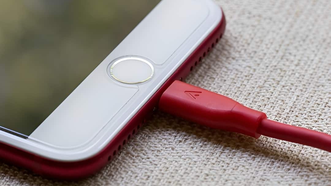 Will a high-watt charger blow your phone's fuse know if low-wattage mobile phones are truly harmful क्या हाई-वॉट चार्जर से उड़ जाएगा आपके फोन का फ्यूज? जानिए क्या सच में लो-वॉट मोबाइल को होता है नुकसान