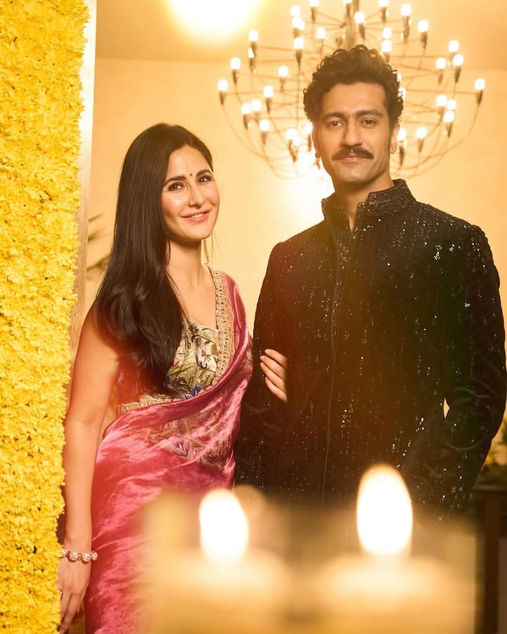 হিন্দু ও খ্রীস্টান, এই দুই রীতি মেনেই বিয়ে হয়েছিল ক্যাটরিনা ও ভিকির। ২ দিন ধরে মানা হয়েছিল বিয়ের যাবতীয় নিয়ম কানুন। রাজস্থানে বসেছিল তাঁদের বিয়ের আসর।