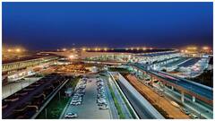 ఢిల్లీ ఎయిర్ పోర్ట్‌లో ఏం జరిగింది? రన్‌వే పై వందల మంది ప్రయాణికుల వెయిటింగ్!