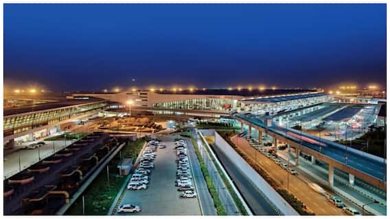 Delhi Indira Gandhi International Airport: ఢిల్లీ ఎయిర్ పోర్ట్‌లో ఏం జరిగింది? రన్‌వే పై వందల మంది ప్రయాణికుల వెయిటింగ్!