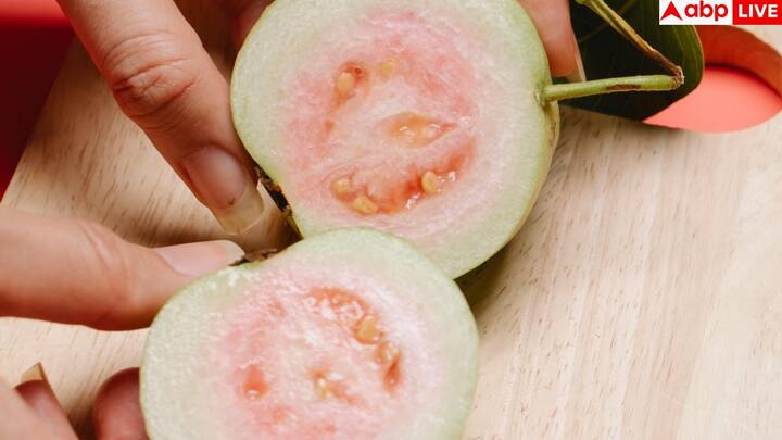 साफ, चिकनी सतह वाला अमरूद ही चुनें. कटे या चोट वाले फल में स्वाद और बनावट दोनों खराब हो जाते हैं.