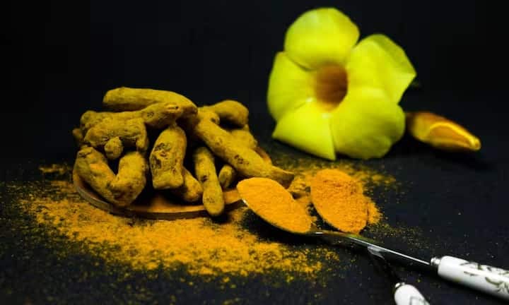 हल्दी लिवर को डिटॉक्सीफाई करने में भी मदद करती है। यह शरीर से विषाक्त पदार्थों को बाहर निकालती है और लिवर की कार्यप्रणाली में सुधार करती है।