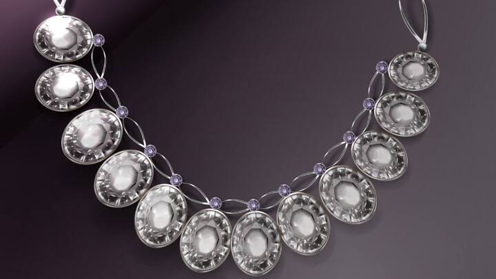 भारत में चांदी को न सिर्फ आभूषण या बर्तनों में इस्तेमाल किया जाता है, बल्कि इसे निवेश और संपत्ति संरक्षण का पारंपरिक जरिया भी माना जाता है. हालांकि सोने की तरह चांदी के लिए कोई तय सीमा या लिमिट नहीं है.