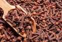 Benefits of Clove : जेवणांनंतर लवंग खाल्ल्यामुळे शरीरात होऊ शकतात 'हे' बदल!