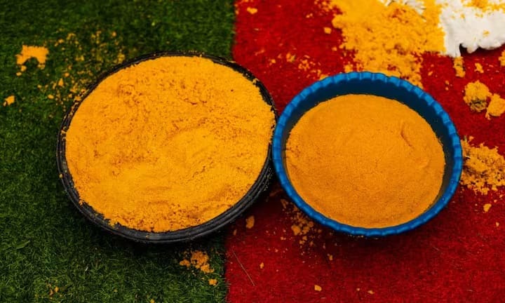 हल्दी में मौजूद तत्व कैंसर कोशिकाओं के प्रसार को भी धीमा करते हैं। नियमित रूप से अपने आहार में हल्दी को शामिल करने से लंबे समय में कैंसर का खतरा कम हो सकता है।