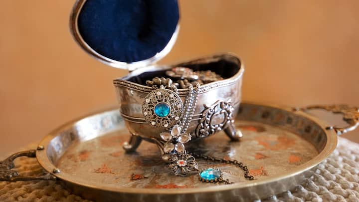 अगर आपने फिजिकल चांदी के बजाय Silver ETF या सिल्वर म्यूचुअल फंड में निवेश किया है, तो टैक्स के नियम लगभग समान हैं. बस फर्क इतना है कि इसमें खरीद-बिक्री ऑनलाइन होती है और निवेश के सबूत पहले से मौजूद रहते हैं, इसलिए टैक्स क्लेम करना आसान होता है. संक्षेप में कहा जाए तो चांदी पर किसी तरह की रखने की सीमा नहीं है, लेकिन कानूनी दस्तावेजों का होना बहुत जरूरी है.