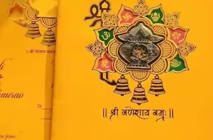 આ નકલી કાર્ડ વાસ્તવિક દેખાય છે અને સુંદર રીતે ડિઝાઇન કરવામાં આવ્યા છે. કાર્ડમાં એક લિંક અથવા QR કોડ હોય છે, જેના પર ક્લિક કરવાથી, તમારા ફોન અથવા કમ્પ્યુટર પર માલવેર ડાઉનલોડ થાય છે, જેનાથી સ્કેમર્સને તમારી બેંક વિગતોની ઍક્સેસ મળે છે.