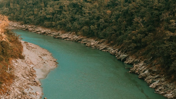 इन नदियों में सोना बहना कोई आसान रास्ता नहीं है. रेत से सोना निकालने के लिए धैर्य, तकनीक और अनुभव की जरूरत होती है. पानी और रेत को बार-बार छानना, धुलाई करना और फिर धीरे-धीरे सोने के कण इकट्ठा करना, यह सब एक लंबी और मेहनत भरी प्रक्रिया है.