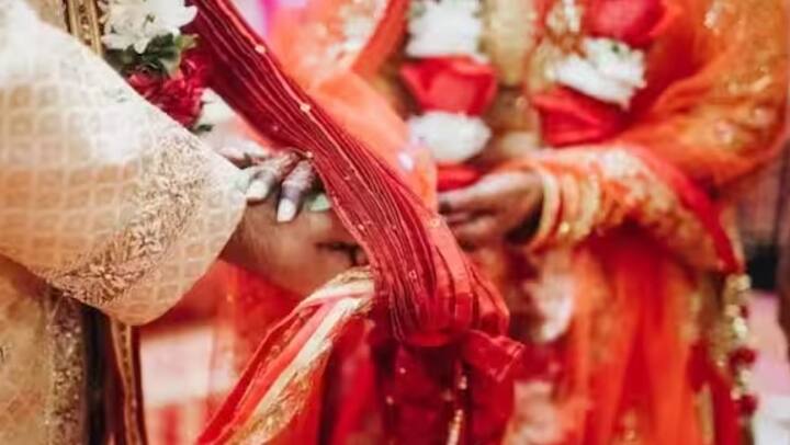 લગ્નની સીઝન આવી રહી છે ત્યારે સ્કેમર્સે લોકોને છેતરવાનો એક નવો રસ્તો શોધી કાઢ્યો છે. તેઓ હવે લગ્નના કાર્ડ ઓનલાઈન મોકલી  લોકોને છેતરી રહ્યા છે. લોકો કાર્ડને બહાને મોકલેલી લિંક પર ક્લિક કરતાની સાથે જ તેમના બેંક ખાતામાંથી પૈસા ગુમાવે છે.