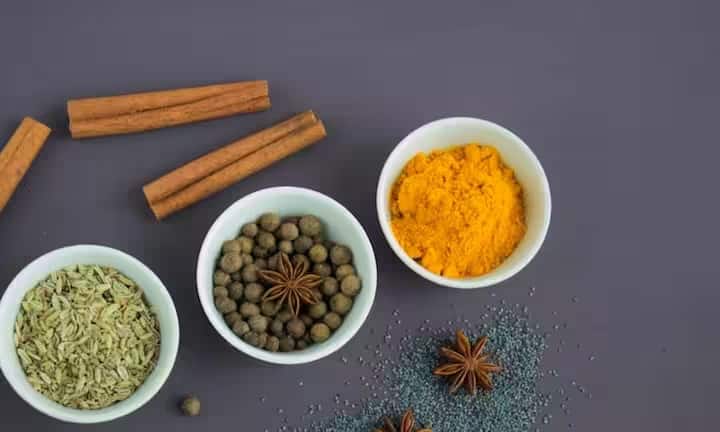 हल्दी में मौजूद करक्यूमिन सूजन और दर्द से राहत दिलाने में मदद करता है। यह शरीर में मुक्त कणों से होने वाले नुकसान को रोकता है और उम्र बढ़ने की प्रक्रिया को धीमा करता है।