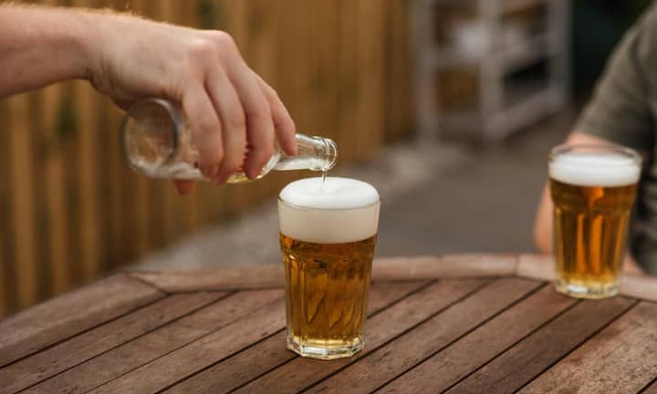 इसके अलावा स्ट्रोक से बचने के लिए एक्सपर्ट्स अल्कोहल का सेवन सीमित मात्रा में करने की सलाह देते हैं और ज्यादा पानी पीने के लिए भी कहते हैं. ताकि शरीर में टॉक्सिन्स जमा न हो और ब्लड प्रेशर कंट्रोल में रहे.