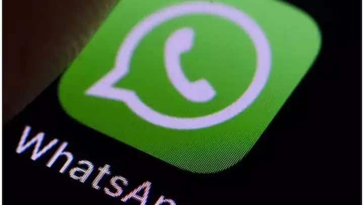 অনেক ক্ষেত্রে, স্ক্যামাররা নিজেদের আত্মীয় বা পুরনো বন্ধু হিসাবে পরিচয় দেয়। তারা মেসেজ বা হোয়াটসঅ্যাপে কার্ড পাঠায় এবং বলে যে তাড়াতাড়ি খুলুন, আমাদের বিয়ের আমন্ত্রণ। লোকেরা বিশ্বাস করে ক্লিক করে এবং অ্যাকাউন্ট হ্যাক হয়ে যায়।