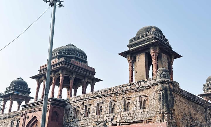 A flower fair is organized every year in the month of October in Jahaz Mahal. This tradition is years old. The British had stopped it in 1942 but Prime Minister Jawaharlal Nehru restarted it in 1961. Even today, flower sellers and tourists from all over the country come to this fair in large numbers.