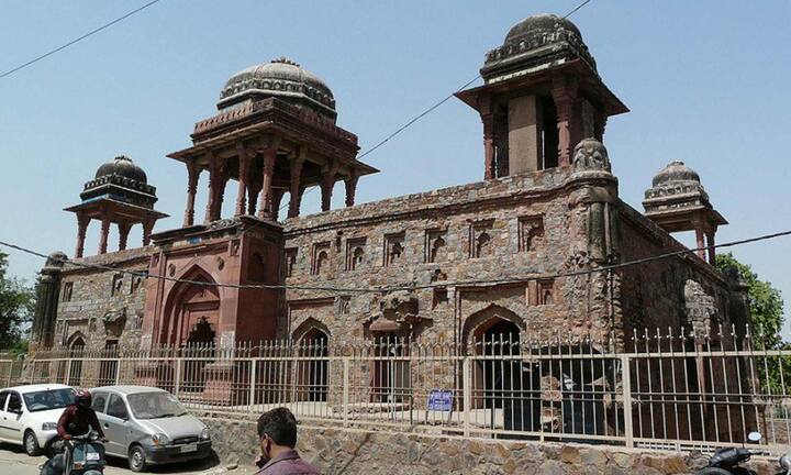 इस महल का नाम जहाज महल रखने के पीछे भी बड़ी कहानी है. दरअसल यह महल हौज-ए-शम्सी झील के किनारे बनाया गया था. वहीं बताया जाता है कि जब झील में इस इमारत की परछाई पड़ती थी तो यह ऐसा लगता था जैसे कोई जहाज पानी में तैर रहा हो. इसी वजह से इस इमारत को जहाज महल कहा जाने लगा.