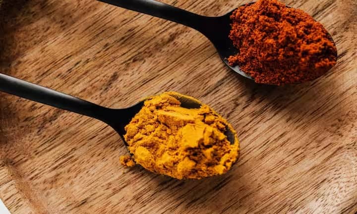 अगर आपको सीने में जलन, गैस या पेट फूलने की समस्या है, तो हल्दी भी फायदेमंद मानी जाती है। यह पाचन तंत्र को आराम पहुँचाती है और आंतों की सूजन कम करती है।