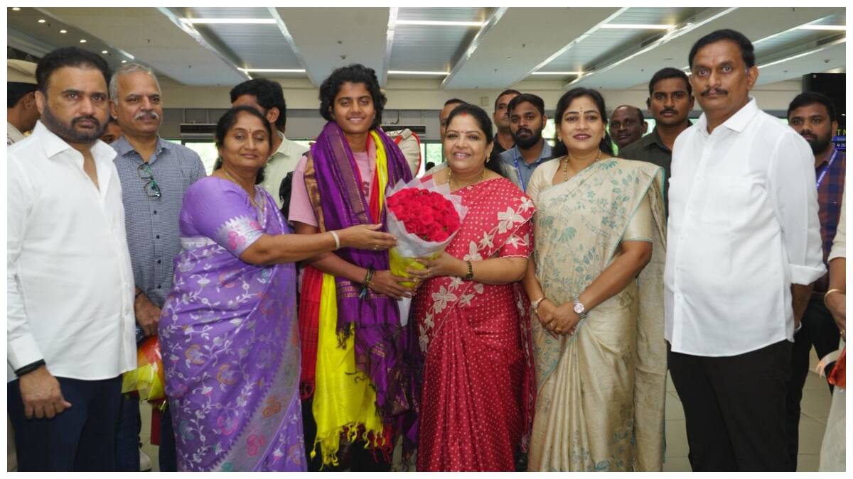 Sri Charani: శభాష్‌ శ్రీచరణి- వరల్డ్‌కప్ విజేతకు ఏపీలోకి గ్రాండ్ వెల్కమ్‌- భారీ నజరాను ప్రకటించిన ప్రభుత్వం