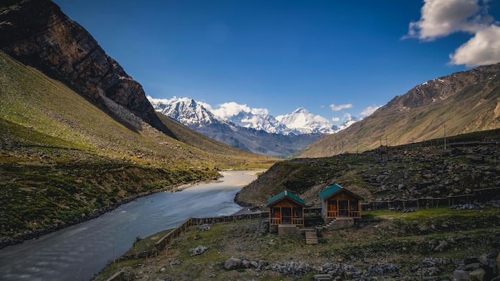 कनाडा की क्लोंडाइक नदी की कहानी भी कम रोचक नहीं है. 19वीं सदी के अंत में यहां सोने की खोज ने कनाडा में सुनहरी दौड़ शुरू कर दी. नदी की तलछट में छिपे कणों ने कई लोगों को अमीर बना दिया, लेकिन हजारों को केवल उम्मीदें और मेहनत ही हाथ लगी.