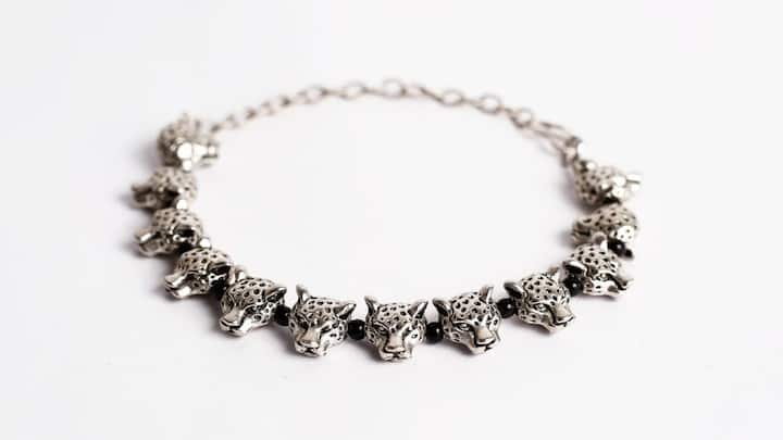 अब बात करते हैं टैक्स की. अगर आप चांदी को सिर्फ रखने के बजाय निवेश के रूप में देखते हैं और बाद में बेचकर मुनाफा कमाते हैं, तो इस पर टैक्स के नियम लागू होते हैं. उदाहरण के लिए, अगर आपने चांदी को 24 महीने से पहले बेच दिया, तो यह शॉर्ट-टर्म कैपिटल गेंस (STCG) के तहत आएगा और इस पर आपकी इनकम टैक्स स्लैब के हिसाब से टैक्स देना होगा.