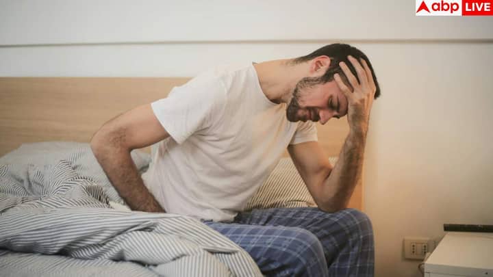 थायरॉइड असंतुलन से मांसपेशियों और जोड़ों में भी दर्द हो सकता है. जब हार्मोन का स्तर कम हो जाता है, तो मांसपेशियां कमजोर, अकड़ी हुई और दर्दभरी महसूस होती हैं, खासतौर पर कंधों में. वहीं, हाइपरथायरॉइडिज्म में ऊपरी बाजुओं और पैरों में क्रैम्प या थकान महसूस हो सकती है.