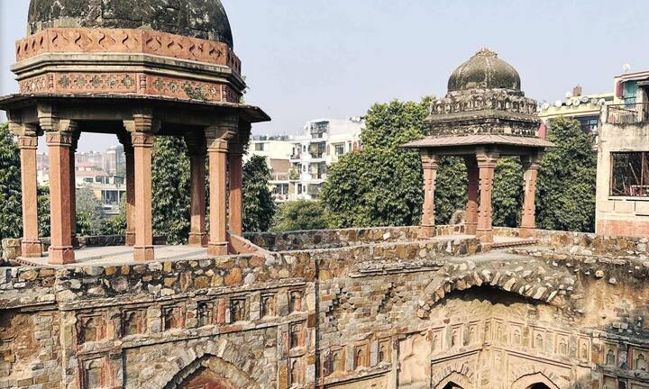 Jahaz Mahal is located near Hauz-e-Shamsi Lake in Mehrauli area of ​​Delhi. Metro is the easiest option to reach here. This palace is about one kilometer away from Chhatarpur station of Yellow Line Metro. Free entry is available here from 6 am to 7 pm.