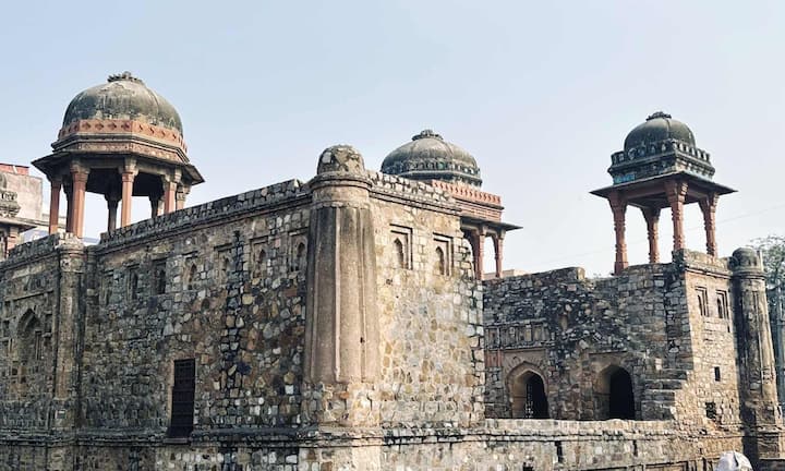 If you are planning to visit Jahaz Mahal then the month of October is considered to be the best. During this time, a flower fair is organized here and the atmosphere becomes completely like a festival.