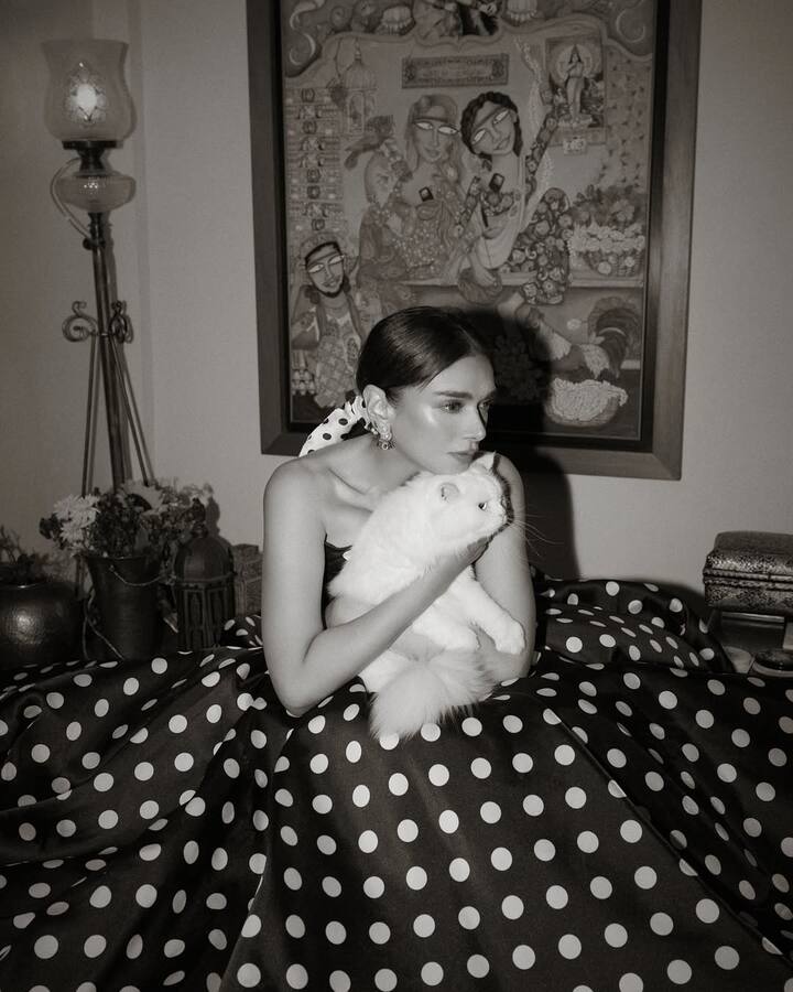 अपने इस स्पेशल इवेंट के लिए एक्ट्रेस ने क्लासी लुक को मिनिमल एक्सेसरीज के साथ ही पेयर किया. लो पोनीटेल हेयरस्टाइल करते हुए उन्होंने पोल्का डॉट स्कार्फ से ही अपने बालों को सिक्योर किया.