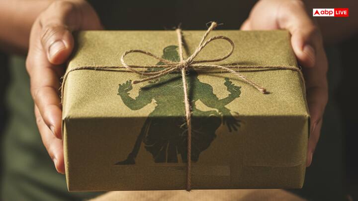 इश्वर की प्रतिमा किसी को उपहार में देने से बचना चाहिए. क्योंकि आप जिसे ये उपहार दे रहे हो अगर वह व्यक्ति इस प्रतिमा का देखभाल नहीं करता है तो इसका पाप आपको लगेगा.