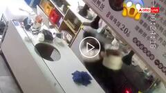 Video: भिगोना ले जा रहा था शख्स, फिसलते ही ऊपर गिरा गर्म तेल, खौफनाक मंजर CCTV में कैद, देखें वीडियो