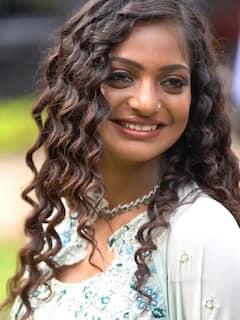 महाकुंभ गर्ल मोनालिसा का 9 महीने में गजब ट्रांसफॉर्मेशन, घुंघराले बालों में पहचानना हुआ मुश्किल