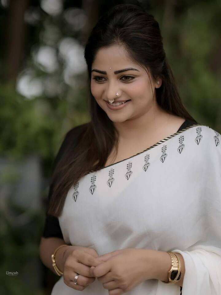 Rachita Ram Latest Photos: ఫోటోలో హీరోయిన్ ఎవరో గుర్తుపట్టారా? రచితా రామ్ అండి. 'కూలీ'లో నటించింది. అంటే హీరోయిన్ రోల్ చేయలేదు. విలన్ రోల్ చేసింది. (Image Courtesy: rachita_instaofficial / Instagram)