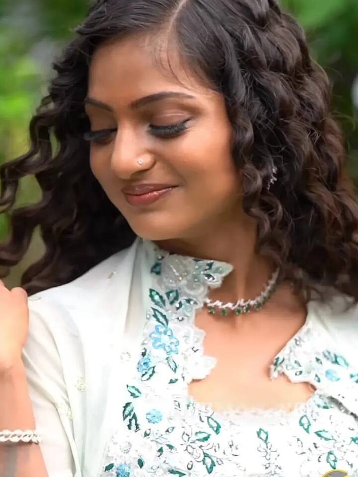 Monalisa completed her look with smokey eye makeup and light shade lipstick. She was looking very beautiful in this.