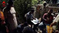 বাড়ি বাড়ি না গিয়ে তৃণমূলের বুথ সভাপতির বাড়ির পাশে বসে এনুমারেশন ফর্ম বিলি করার অভিযোগ উঠল কালনায়