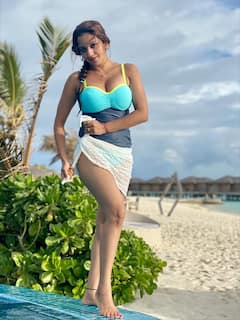 ब्लू बिकिनी में मरमेड सी सुंदर दिखीं मोनालिसा, कभी बीच तो कभी पूल किनारे दिए दिलकश पोज