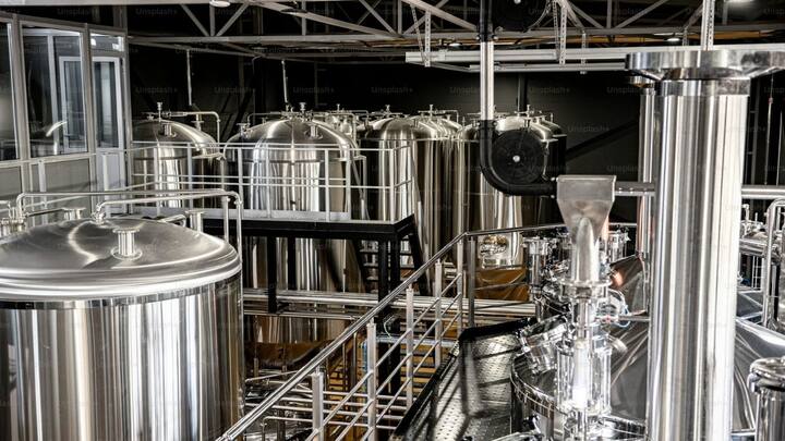 బీరు తయారు చేయడానికి ముఖ్యమైనవి మంచి నీరు, మాల్ట్, హాఫ్స్, ఈస్ట్. ఈ నాలుగు పదార్థాల సమతుల్యతతో బీరు రుచి వస్తుంది. మీరు ఇంట్లో చిన్న యూనిట్ ఏర్పాటు చేయాలనుకుంటే ఇందుకోసం ప్రాథమిక బ్రూయింగ్ కిట్ మార్కెట్లో సులభంగా లభిస్తుంది. దీంతో 20 నుండి 25 లీటర్ల వరకు బీరు తయారు చేయవచ్చు.