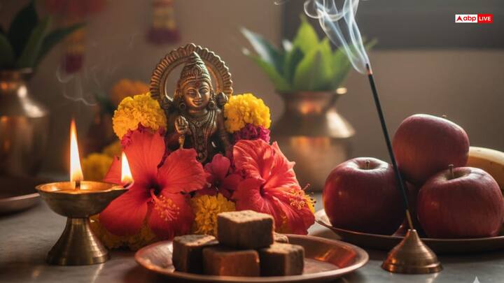 घर में सूर्य देव की तस्वीर या प्रतिमा स्थापित करें. उन्हें लाल चंदन, लाल फूल, धूप और दीप अर्पित करें. सूर्य देव को भोग स्वरूप गुड़, गेहूं या फल चढ़ाएं. पूजा के दौरान सूर्य व्रत कथा का पाठ करना अत्यंत शुभ माना जाता है.