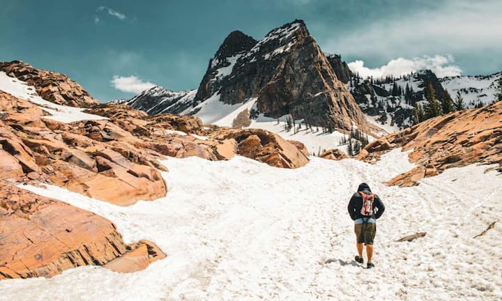 नेपाल में स्थित अन्नपूर्णा सर्किट 160 से 230 किलोमीटर लंबा है. यह ट्रेक दुनिया के दसवें सबसे ऊंचे पर्वत के चारों ओर घूमता है. यहां बर्फीली चोटियों, संकरे रास्ते और भूस्खलन का खतरा हमेशा रहता है. अचानक मौसम बदलने और ऊंचाई पर ऑक्सीजन की कमी से यह रूट और भी खतरनाक बन जाता है.