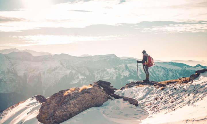 चीन के शांक्सी प्रांत में स्थित माउंट हुआशान को दुनिया का सबसे खतरनाक ट्रेक कहा जाता है. यहां के संकरे रास्ते और सीधी खड़ी सीढ़ियां 2000 फीट की ऊंचाई पर हैं. एडवेंचर लवर हर साल यहां आते हैं, लेकिन एक गलती भी जानलेवा हो सकती है.