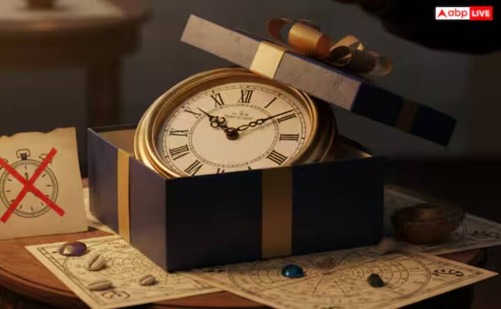 ਵਾਸਤੂ ਅਤੇ ਜੋਤਿਸ਼ ਦੇ ਅਨੁਸਾਰ, ਘੜੀ ਦਾਨ ਕਰਨਾ ਅਸ਼ੁੱਭ ਮੰਨਿਆ ਜਾਂਦਾ ਹੈ, ਕਿਉਂਕਿ ਇਹ ਸਮੇਂ ਦਾ ਪ੍ਰਤੀਕ ਹੈ। ਇਹ ਮੰਨਿਆ ਜਾਂਦਾ ਹੈ ਕਿ ਤੁਸੀਂ ਕਿਸੇ ਨੂੰ ਆਪਣਾ ਸਮਾਂ ਦੇ ਰਹੇ ਹੋ ਜਾਂ ਇਹ ਉਨ੍ਹਾਂ ਦੇ ਜੀਵਨ ਵਿੱਚ ਰੁਕਾਵਟਾਂ ਅਤੇ ਦੇਰੀ ਲਿਆ ਸਕਦਾ ਹੈ।