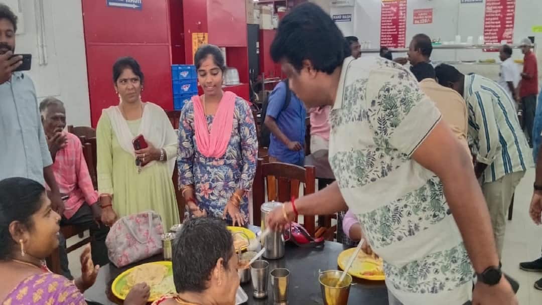 உணவகத்தில் சாப்பிட்டுக் கொண்டு இருந்த பெண்களுக்கு இன்ப அதிர்ச்சி கொடுத்த தஞ்சாவூர் மேயர்