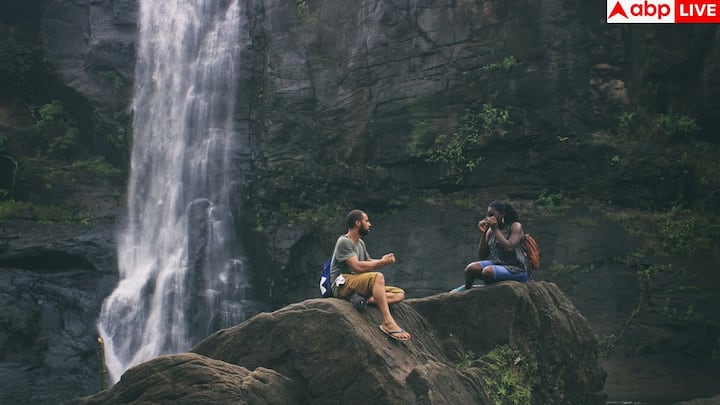 केरल हनीमून के लिए एक परफेक्ट चॉइस है. यहां की बैकवॉटर, हाउसबोट्स और हरियाली से भरे चाय बागान कपल्स को एक सुकूनभरा अनुभव देते हैं. अलप्पुझा की नहरों में नाव पर डिनर या मुन्‍नार की पहाड़ियों पर सुबह की कॉफी हर पल खास बन जाता है.