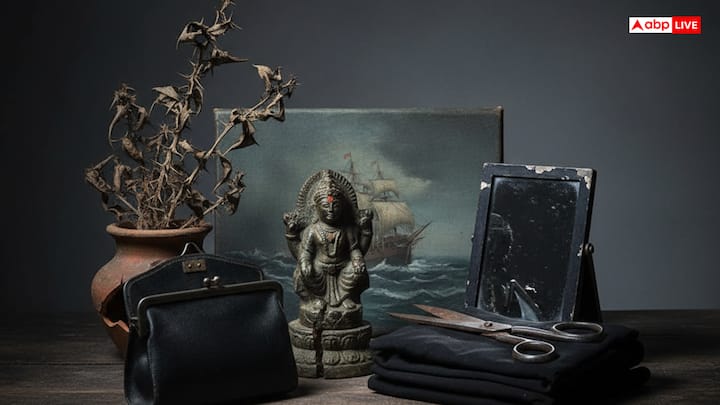 शादी विवाह या खुशियों के शुभ अवसर पर गिफ्ट देना प्यार और प्रशंसा व्यक्त करने का एक तरीका है. यह दिखाता है कि आप उस व्यक्ति की परवाह करते हैं और उसे महत्व देते हैं. लेकिन हिंदू धर्म में शुभ और अशुभ का खास महत्व होता है. ज्योतिष के हिसाब से कुछ चीजों को उपहार में देना अशुभ माना जाता है. तो आइए जानें ज्योतिष के हिसाब से किन चीजों को गिफ्ट में देना अशुभ माना जाता है.