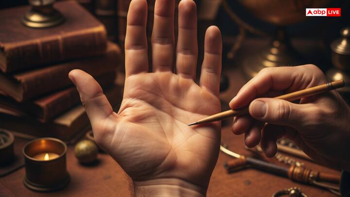 पुरुष का हाथ पढ़ने के लिए, दाहिने हाथ का उपयोग किया जाता है. दाहिने हाथ को पढ़कर व्यक्ति के बारे में संपूर्ण जानकारी हासिल की जाती है. उदाहरण के लिए, आमतौर पर पुरुषों के बड़े हाथ पृथ्वी से गहरे संबंध को दर्शाता है, काम और व्यापार पर बारीकियों से ध्यान देने का संकेत देते हैं, जबकि लंबी उंगलियां कुशल स्वभाव को दर्शाती हैं.