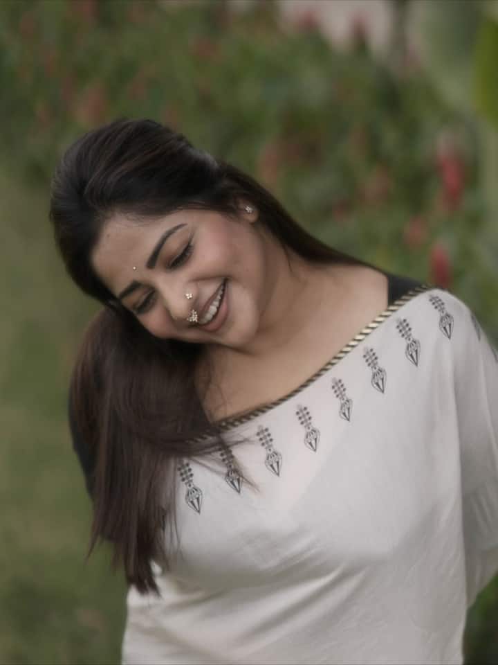 'కూలీ'లో కింగ్ అక్కినేని నాగార్జున కుమారుడిని ప్రేమలో దింపి మోసం చేసిన మహిళ పాత్ర పోషించినది ఈ మహిళే. ఆ నవ్వు చూస్తే... విలన్ రోల్ చేసినది ఈవిడ అని నమ్మగలమా? (Image Courtesy: rachita_instaofficial / Instagram)