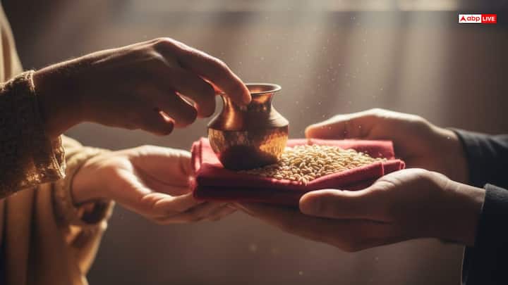 सूर्य की कृपा प्राप्त करने के लिए तांबा, गेहूं, लाल वस्त्र, गुड़ या लाल फूलों का दान करें. रविवार का व्रत करने से आत्मबल बढ़ता है. सम्मान में वृद्धि होती है.