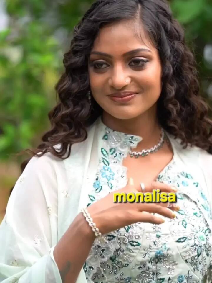 Now these photos of Monalisa are going viral on social media and fans are showering love on them by commenting.