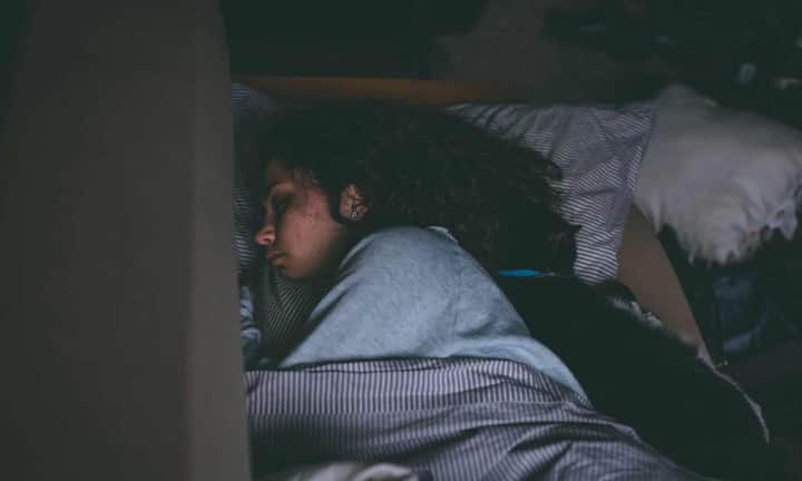 वहीं नींद की कमी से कॉर्टिसोल और ग्रोथ हार्मोन जैसे हार्मोन असंतुलित हो जाते हैं जो ग्लूकोज मेटाबॉलिज्म को प्रभावित करते हैं. इसलिए एक्सपर्ट्स संतुलित डाइट अपने की सलाह देते हैं.