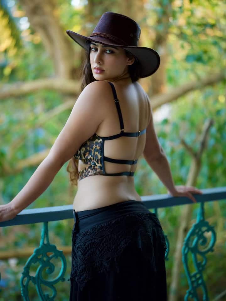 मेघा शुक्ला अक्सर बोल्ड फोटोशूट करवाती रहती हैं जिनमें उनकी बोल्डनेस साफ़ दिखाई देती है। ये लेटेस्ट तस्वीरें इंस्टाग्राम पर पोस्ट होते ही तेज़ी से वायरल हो गई हैं।