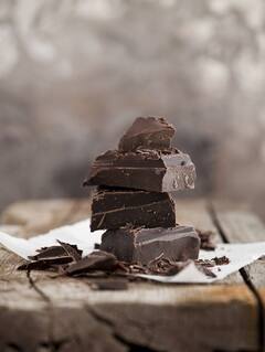 Chocolates Or Biscuits : चॉकलेट की बिस्कीट? आरोग्यासाठी काय जास्त घातक?